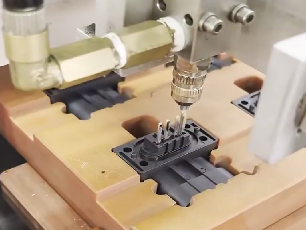 航空插座連接器用膠案例